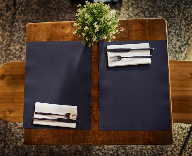 Stôl s jedlom a cenníkom