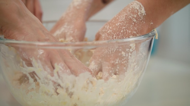 Ruky miešajú cestíčko